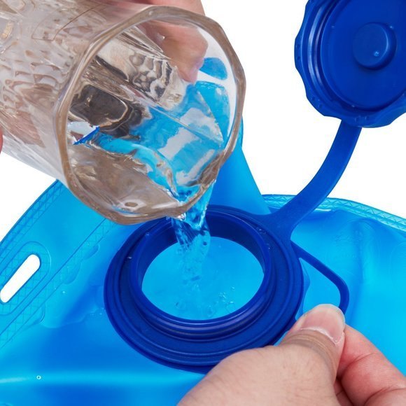 portable water bladder with a straw - Picture 4 of 5